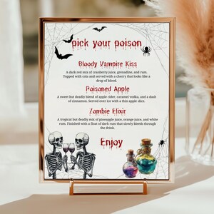 Könnte beinhalten: Ein Halloween-Schild mit goldenem Rahmen, mit dem Text "pick your poison" und Getränkebeschreibungen. Das Schild enthält Illustrationen von Fledermäusen, Spinnen und Skeletten. Am unteren Rand befinden sich zwei Zaubertränke-Flaschen, mit dem Wort "Enjoy".