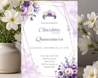 Puede incluir: Una invitación de Quinceañera lavanda con elementos de diseño floral y geométrico. La invitación incluye el texto "You are invited to Charlotte Gomez Quinceañera" y detalles del evento. Acentos florales en morado y blanco adornan las esquinas.