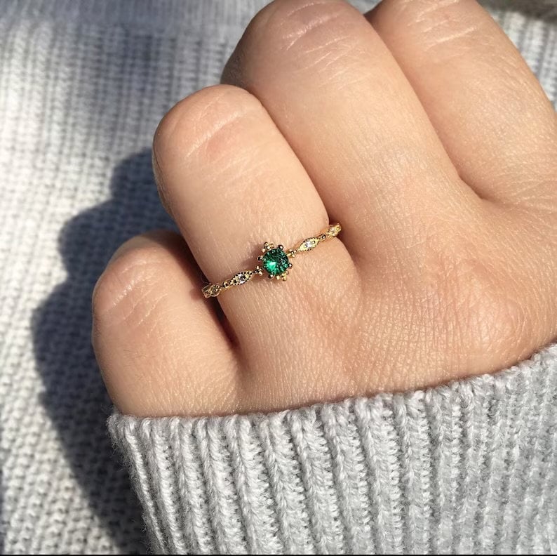 Vergoldeter Solitär Ring mit grünem Stein Tragebild