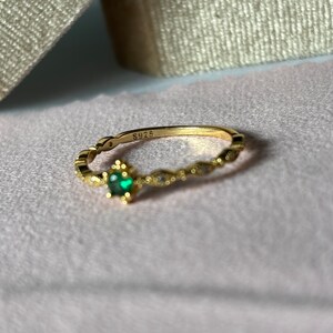 Vergoldeter Solitär Ring mit grünem Stein Und Stempel Abbildung 925