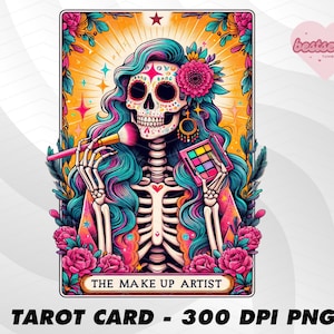 Pode incluir: Uma ilustração de carta de tarô de um esqueleto com cabelo azul segurando um pincel de maquiagem e uma paleta de sombras para os olhos. O esqueleto está usando uma coroa floral rosa e tem um design de pintura facial de caveira de açúcar. O cartão diz "The Make Up Artist".