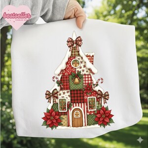 Puede incluir: Toalla blanca con temática navideña con un diseño de casa de jengibre. La casa está decorada con patrones de patchwork rojos, verdes y blancos, lazos y flores de pascua. La toalla tiene el texto "bestseller" en un corazón rosa.