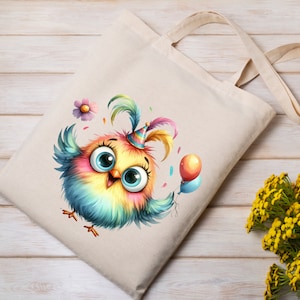 Puede incluir: Una bolsa de lona blanca con un p&aacute;jaro de dibujos animados colorido que lleva un gorro de fiesta y sostiene un globo. El p&aacute;jaro tiene plumas azules, amarillas y verdes y ojos grandes y azules.