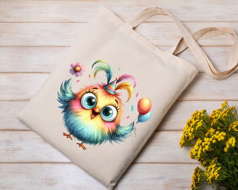 Puede incluir: Una bolsa de lona blanca con un p&aacute;jaro de dibujos animados colorido que lleva un gorro de fiesta y sostiene un globo. El p&aacute;jaro tiene plumas azules, amarillas y verdes y ojos grandes y azules.