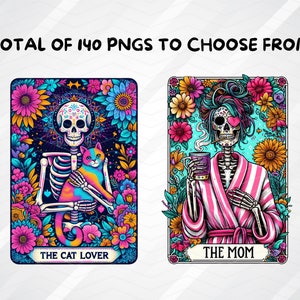 Op de afbeelding: Twee kleurrijke illustraties van skeletten met bloemen en andere details. De eerste afbeelding toont een skelet dat een kat vasthoudt. De tweede afbeelding toont een skelet dat een roze badjas draagt ​​en een kopje vasthoudt. De tekst "The Cat Lover" staat onder de eerste afbeelding en "The Mom" staat onder de tweede afbeelding.