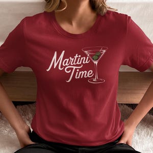 Koszulka Martini Time - Koszulka dla miłośników koktajli, Zabawna koszulka z drinkiem, Swobodny strój na Happy Hour, Koszulka Bar Crawl, Prezent dla barmanów unisex