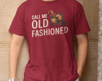 Puede incluir: Camiseta roja con el texto "Call me old fashioned" y un dibujo de un cóctel old fashioned.
