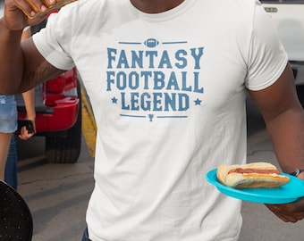 Op de afbeelding: Wit T-shirt met blauwe tekst die "Fantasy Football Legend" luidt met een voetbal- en een trofee-icoon.