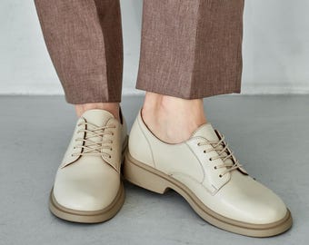Beige leren oxfordschoenen, klassieke derbyschoenen dames, neutrale leren veterschoenen, casual kantoorschoenen, comfortabele wandelschoenen, beige nette schoenen, beige geklede schoenen