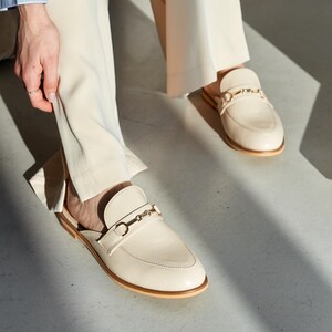 Chain Detail Backless Shoes, Women&#39;s Beige Slip-On Slides, Trendy Summer Footwear, Minimalist Style Flats, Versatile Neutral Leather Mules