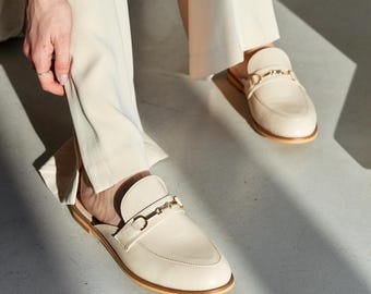 Women’s Backless Loafers, Beige Leather Mules with Chain Detail, Slip-On Flats for Summer, Minimalist Neutral Shoes, Elegant Casual Footwear