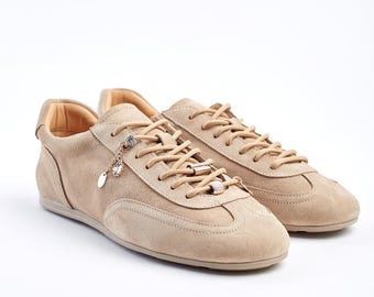 Beige Wildleder-Turnschuhe, Schnürschuhe, neutrale Low-Top-Turnschuhe, bequeme Schuhe