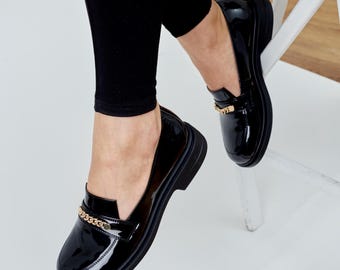 Mocasines negros de charol, zapatos clásicos de vestir sin cordones, elegantes mocasines con detalle de cadena, zapatos formales brillantes, calzado cómodo para la oficina