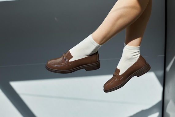 Brown Patent Loafers, Women's Office Shoes, Classic Chain Loafers, Smart Casual Shoes, Comfortable Slip-On Flats, Casual Leather Flats