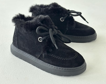 Botas de inverno femininas em camurça preta com forro de pele, botas com detalhes em vison e sola de EVA leve.