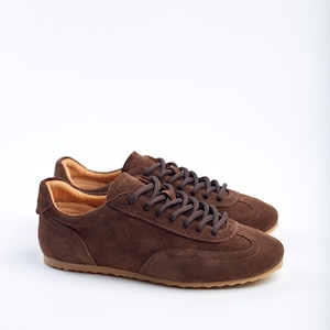 Handgefertigte braune Wildlederläufer, braune Wildleder Sneakers, bequeme Low-Profile-Schuhe, stilvolles Geschenk für sie, perfekte Freizeitschuhe