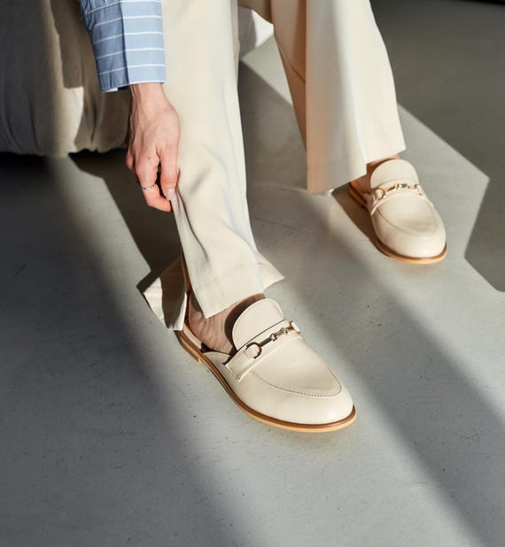 Women’s Backless Loafers, Beige Leather Mules with Chain Detail, Slip-On Flats for Summer, Minimalist Neutral Shoes, Elegant Casual Footwear