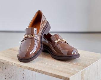 Braune Leder Patent Loafers, Kettendetail Schuhe, glänzende flache Schuhe, Damen Büro Schuhe, Statement Schuhe, glänzende Slip Ons, elegante flache Schuhe