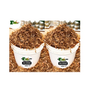 Könnte beinhalten: Zwei weiße Eimer gefüllt mit getrockneten Flusskrebsen. Die Eimer haben schwarze und grüne Etiketten mit der Aufschrift "Crayfish Full Bucket" und darunter der Text "Tasty & Clean, No Sand, Whole".