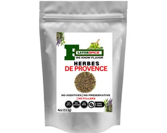 Può includere: Un sacchetto argentato richiudibile contenente 113 grammi di erbe di Provenza essiccate. Il sacchetto ha un'etichetta con il testo "LavorSpice We Know Flavor Herbs de Provence" e un logo "F" verde. L'etichetta indica anche "No Additives | No Preservative | No Fillers" e ha icone per senza sale, senza zucchero, senza MSG e senza OGM.