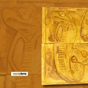 Könnte beinhalten: Zwei rechteckige, hellbraune Steinschnitzereien mit altägyptischen Hieroglyphen und Figuren. Die Schnitzereien weisen detaillierte Reliefarbeiten von menschlichen Figuren und Symbolen auf, wahrscheinlich aus einem Grab oder Tempel. Das Gesamtthema ist historisch und kulturell.