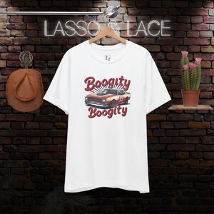 以下が含まれることがあります： 白地に赤と白のレースカーのグラフィックがプリントされたTシャツ。カーの上下に「Boogitty」の文字が書かれている。