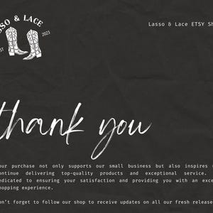 Peut inclure: Un message de remerciement avec une illustration en noir et blanc de deux bottes de cowboy et le texte "Lasso & Lace EST 2023". Le texte dit "Votre achat ne soutient pas seulement notre petite entreprise, mais nous inspire &eacute;galement &agrave; continuer &agrave; fournir des produits de haute qualit&eacute; et un service exceptionnel. Nous nous engageons &agrave; vous satisfaire et &agrave; vous offrir une exp&eacute;rience d'achat exceptionnelle. N'oubliez pas de suivre notre boutique pour recevoir des mises &agrave; jour sur toutes nos nouvelles sorties !"