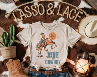Camisa vaquera "Ride Em Cowboy", camiseta con gráfico del oeste, camiseta vaquera, camiseta del salvaje oeste, estética vaquera, camiseta campestre, regalo para vaquera