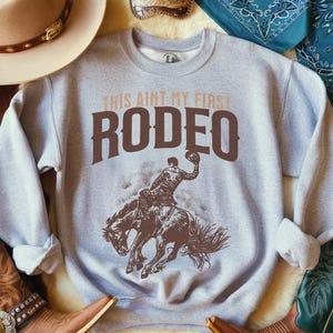 Ce n'est pas mon premier sweat-shirt de rodéo, sweat-shirt western, graphique western, sweat-shirt cowboy, vêtements de cow-girl, style rodéo, cadeau western Ash