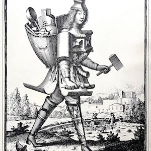 Peut inclure: Une gravure ancienne en noir et blanc représente une personne en tenue élaborée, portant des outils et un panier. L'image comprend le texte "Habit de Plombier" et d'autres textes en français. L'arrière-plan montre un paysage avec des bâtiments et des personnages.