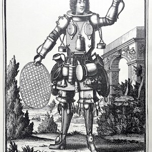 Op de afbeelding: Een antieke gravure toont een persoon in een harnas versierd met diverse keukengerei. De persoon houdt een grote zeef en een hamer vast. De afbeelding is in zwart-wit, met tekst onderaan.