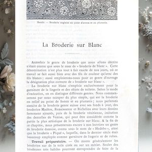 Könnte beinhalten: Eine Seite aus einem alten Buch mit Text und einem dekorativen floralen Rand. Der Text ist auf Französisch und behandelt Sticktechniken. Der Titel "La Broderie sur Blanc" und der Name des Autors, Thérèse de Dillmont, sind sichtbar.