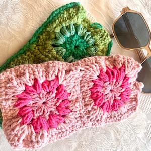 Custodia per occhiali fatta a mano all'uncinetto - design boho con motivo a quadrati della nonna per occhiali da sole o da vista