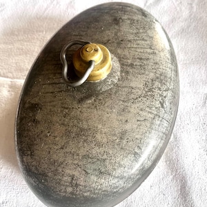 Bolsa de agua caliente de metal vintage con tapón de latón, calentador de cama francés antiguo, decoración rústica campestre chic, objeto curioso, decoración de jardín