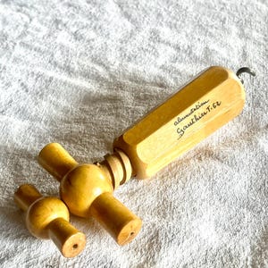 Pode incluir: Um conjunto de três canecas de cerâmica com acabamento fosco e salpicado. As canecas são em tons de creme, cinza claro e cinza escuro. Cada caneca tem um design simples e minimalista e uma alça arredondada.