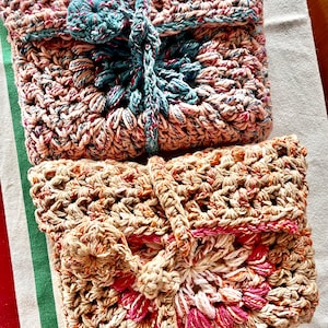 Custodia per libri all'uncinetto – Copertina all'uncinetto con quadrati della nonna – Accessorio per la lettura boho – Regalo originale fatto a mano – Formato tascabile