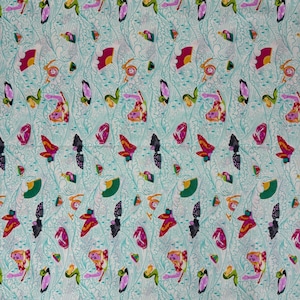 Pode incluir: Um tecido azul-turquesa com um padrão repetitivo de ondas estilizadas, pássaros e flores. O padrão é em tons de rosa, vermelho, amarelo e verde.