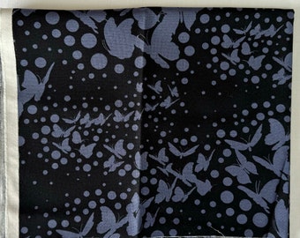 Tula Pink's Moonshine - een dikke kwart van de "Swarm"-print in grijs en zwart, met vlinders.