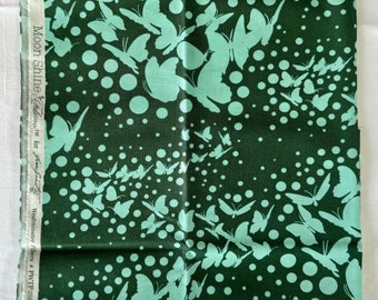 Tula Pink's Moonshine - een dikke kwart van de "Swarm"-print in aqua en groen, met vlinders.