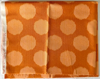 Tula Pink's Moonshine - één dikke kwart van de "Static Dot"-print in oranje toon op tonen.