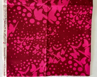 Tula Pink's Moonshine - een dikke kwart van de "Swarm"-print in roze en rood, met vlinders.