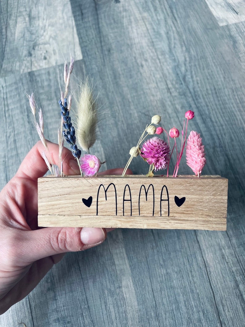 Trockenblumendeko/Muttertag/ Blumenleiste klein/ Kleines Geschenk/ Schriftzug/ Trockenblumenboard/ Holzdeko/ Mama 4