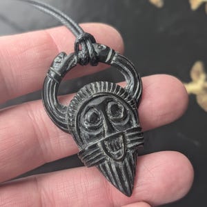 Collar con máscara de Odín tallada a mano / Diseño histórico / Amuleto vikingo de cuerno de búfalo oscuro