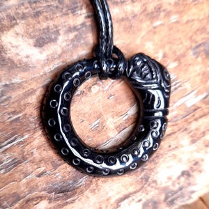 Colgante de serpiente Ouroboros: amuleto de cuerno negro tallado a mano