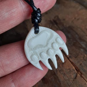 Mini Colar Artesanal com Pata de Urso Viking – Amuleto de Osso Polido | Símbolo de Força e Proteção