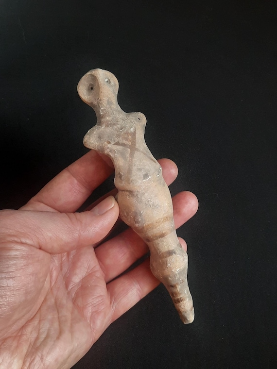 黄土色で塗られた新石器時代の偉大なる母なる女神像、豊穣の女神、先史