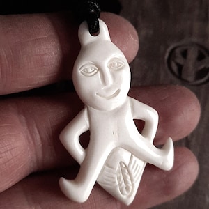 Sheela Na Gig Amulet Pendant – Hand Carved Celtic Protection Talisman with Health Bindrun