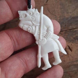 Handgeschnitztes Wikinger Wolf Amulett: Ulfheðnar Berserker mit Mut Bindrune
