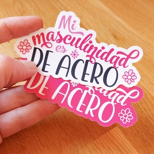 Pegatina vinilo "Mi masculinidad es DE ACERO" - sticker resistente para hombre deconstruido