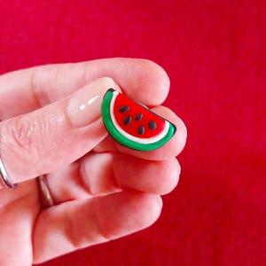 Pin artesanal "Sandía palestina" en arcilla polimérica
